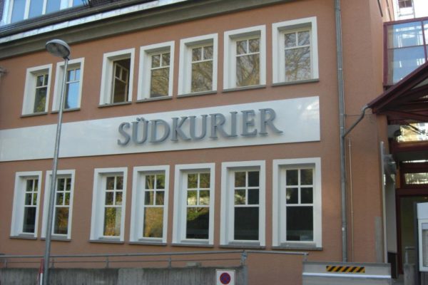 Blende auf Fassade mit abgesetzter Lichtreklame